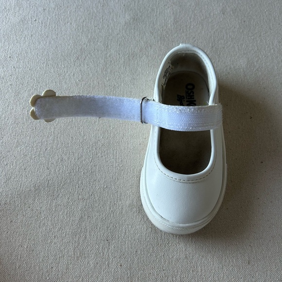 2 pairs of size five toddler shoes - Picture 5 of 8